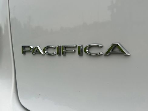 Used 2024 Chrysler Pacifica Limited FWD image 48