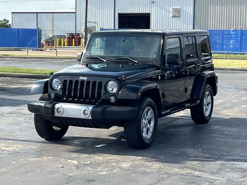 Used 2014 Jeep Wrangler Unlimited Sahara w/ Connectivity Group AWD/4WD image 3