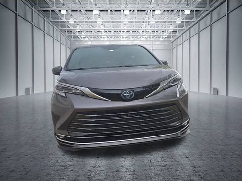Used 2023 Toyota Sienna Platinum AWD/4WD image 9