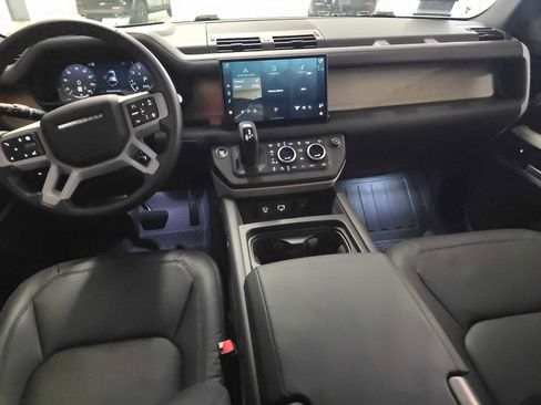 Used 2024 Land Rover Defender 110 SE image 18