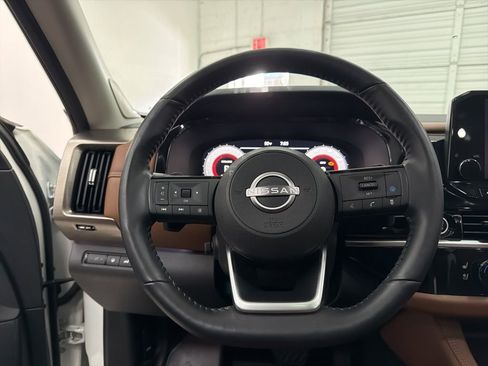 Used 2023 Nissan Pathfinder Platinum image 16