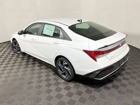 New 2025 Hyundai Elantra SEL image 9