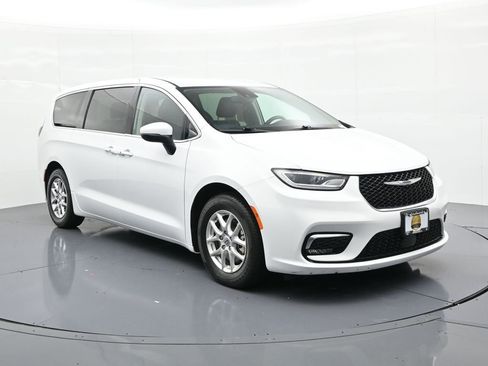 Used 2023 Chrysler Pacifica Touring-L FWD image 4
