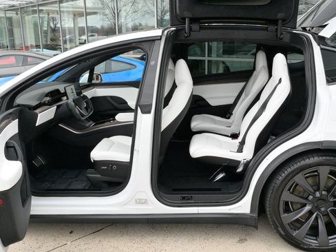Used 2022 Tesla Model X image 30