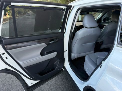 Used 2020 Toyota Highlander Platinum image 16