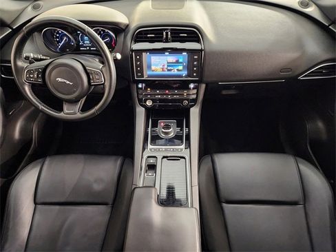 Used 2018 Jaguar F-PACE Premium image 4