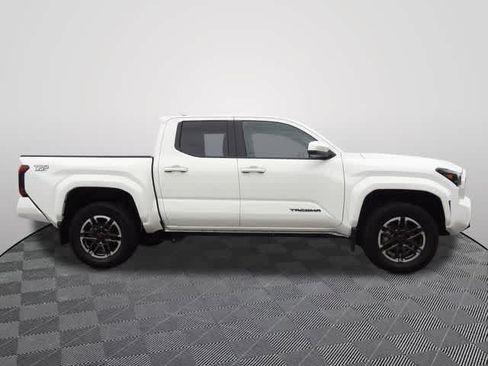 Used 2025 Toyota Tacoma TRD Sport AWD/4WD image 4