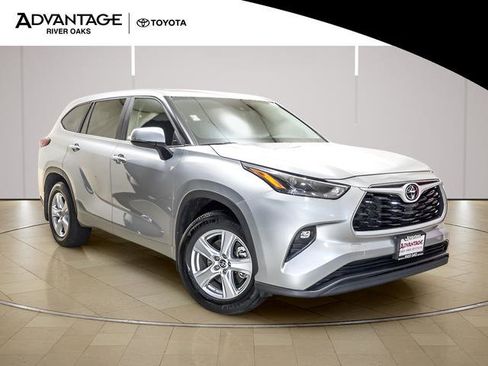 Used 2023 Toyota Highlander LE FWD image 2