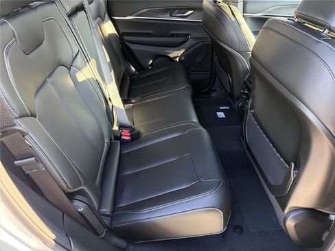 New 2025 Jeep Grand Cherokee Limited w/ Black Appearance Package AWD/4WD image 15
