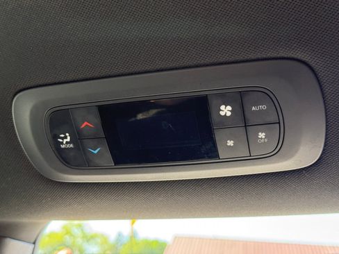 Used 2025 Chrysler Pacifica Select FWD image 34