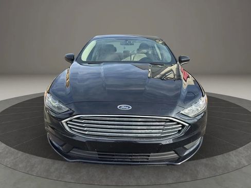 Used 2018 Ford Fusion SE image 2