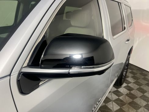 Used 2023 Jeep Grand Wagoneer Base image 12