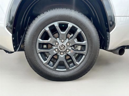 Used 2022 Toyota Tundra Platinum AWD/4WD image 32
