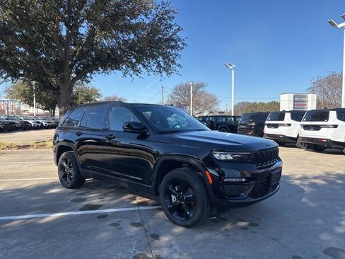 Used 2025 Jeep Grand Cherokee Limited w/ Luxury Tech Group II image 3