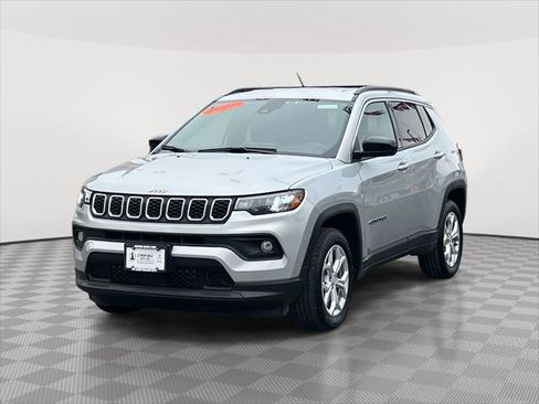 Used 2024 Jeep Compass Latitude image 3