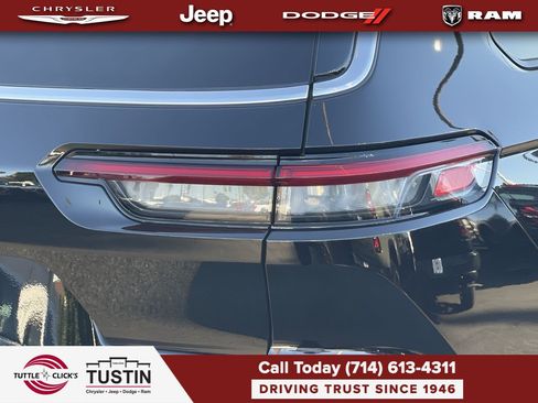 Used 2025 Jeep Grand Cherokee L Laredo w/ Luxury Tech Group I RWD image 9