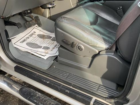 Used 2005 Chevrolet Silverado 2500 LT w/ Heavy-Duty Power Package image 8