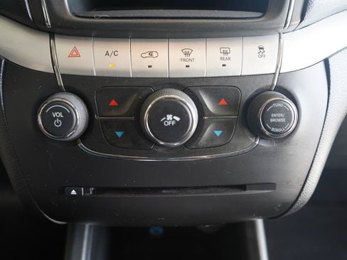 Used 2019 Dodge Journey SE FWD image 18