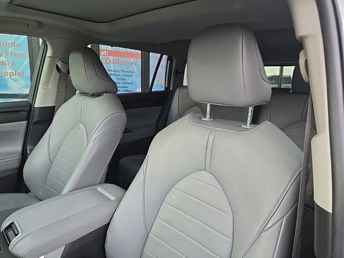 Used 2021 Toyota Highlander XLE image 33