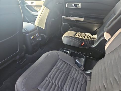 Used 2020 Ford Explorer XLT w/ Comfort Package image 12