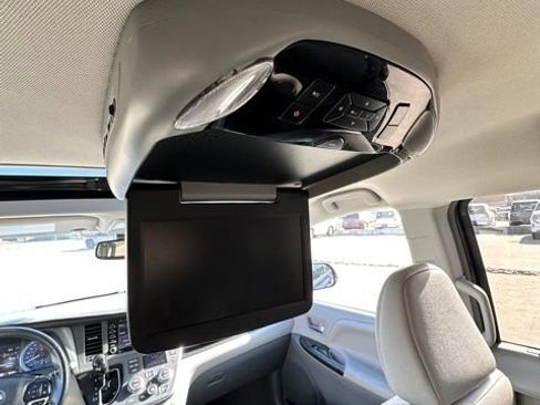 Used 2019 Toyota Sienna XLE w/ XLE Navigation Package image 27