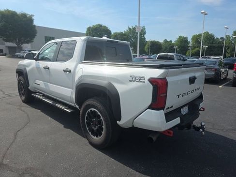 Used 2024 Toyota Tacoma TRD Off-Road AWD/4WD image 7