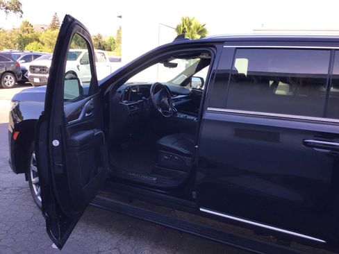 Used 2024 Cadillac Escalade ESV Premium Luxury Platinum AWD/4WD image 5