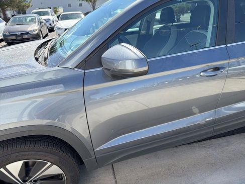 Used 2025 Volkswagen Taos SE AWD/4WD image 4