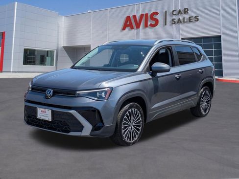 Used 2025 Volkswagen Taos SE image 1