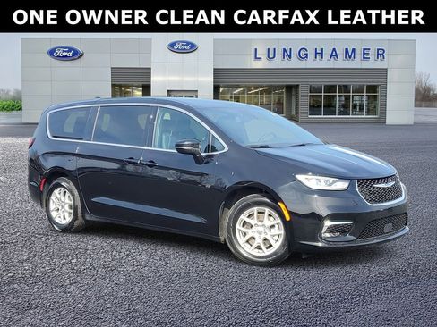 Used 2025 Chrysler Pacifica Select image 1