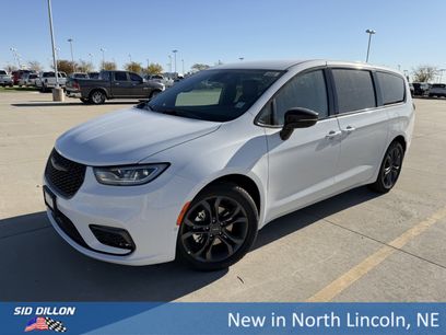 New 2026 Chrysler Pacifica Select