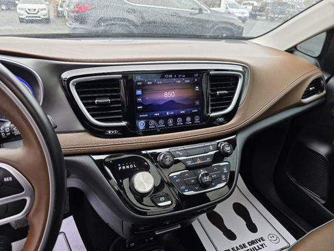 Used 2017 Chrysler Pacifica Limited w/ UConnect Theater Package image 25