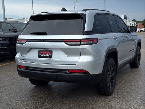 Used 2025 Jeep Grand Cherokee Altitude AWD/4WD image 5