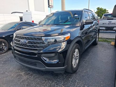 Used 2024 Ford Explorer XLT RWD image 3