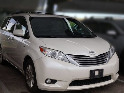 Used 2017 Toyota Sienna XLE Premium AWD/4WD image 12