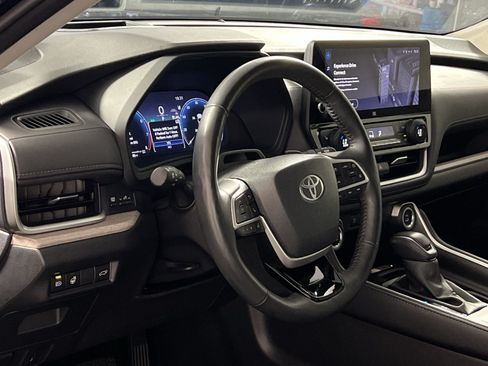 Used 2025 Toyota Grand Highlander AWD image 13