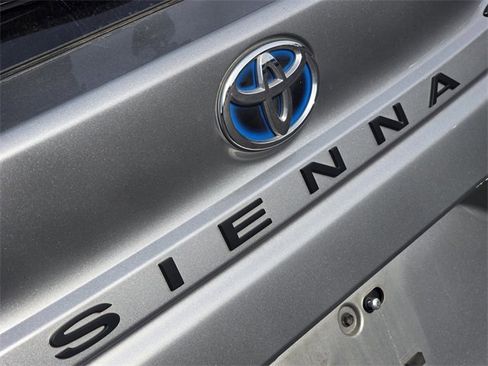 Used 2024 Toyota Sienna XLE image 5