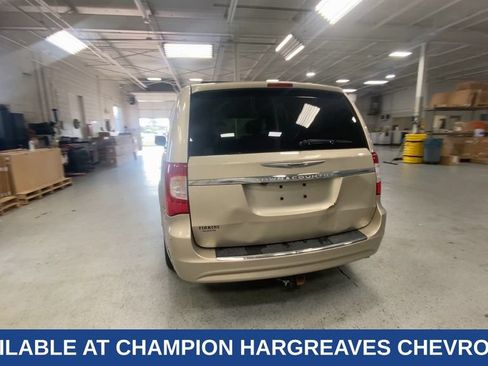 Used 2013 Chrysler Town & Country Touring FWD image 9