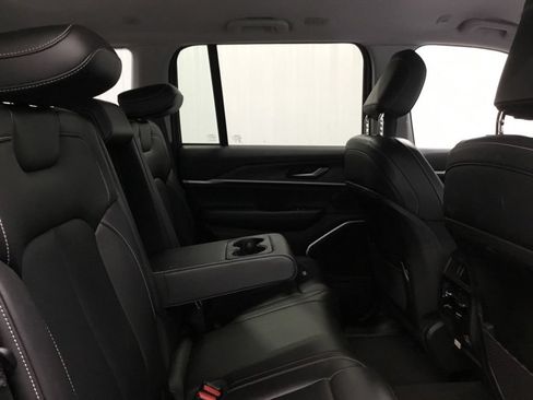 Used 2022 Jeep Grand Cherokee Limited AWD/4WD image 18