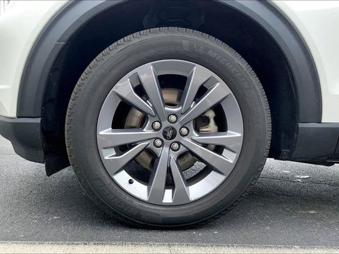 Used 2022 Ford Explorer XLT w/ Equipment Group 202A AWD/4WD image 9
