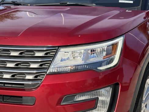 Used 2017 Ford Explorer XLT image 11