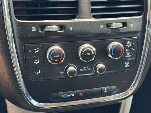 Used 2019 Dodge Grand Caravan SE w/ UConnect Hands-Free Group FWD image 25