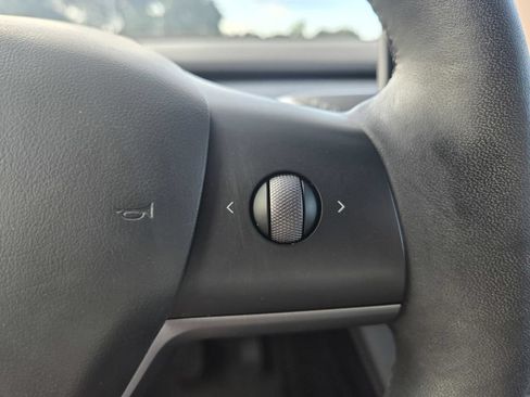Used 2024 Tesla Model Y Long Range AWD/4WD image 19