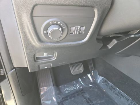 Used 2025 Jeep Grand Cherokee Laredo w/ Luxury Tech Group I AWD/4WD image 18