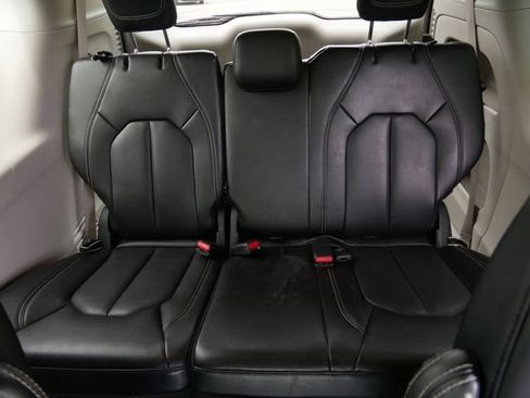 Used 2023 Chrysler Pacifica Touring-L FWD image 14