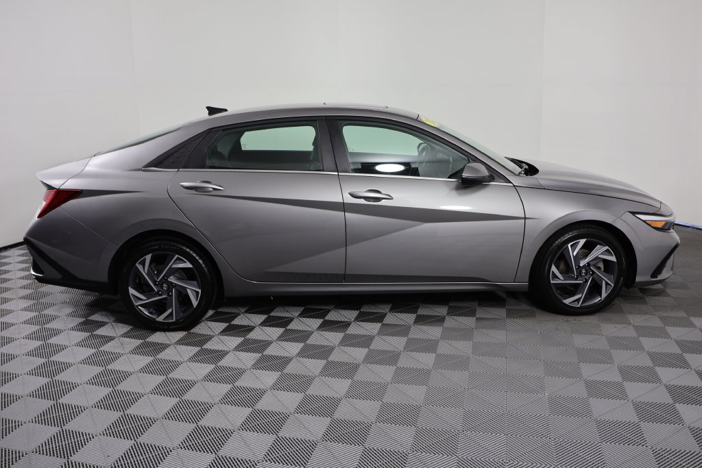Used 2025 Hyundai Elantra Limited FWD image 9