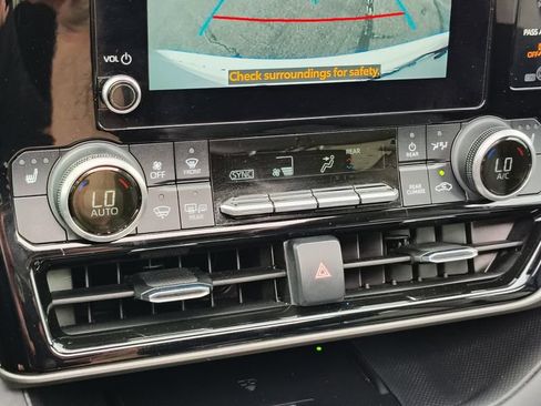 Used 2023 Toyota Highlander XLE AWD/4WD image 36