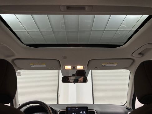 Used 2025 Hyundai Venue SEL image 32