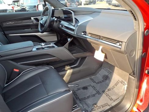 Used 2026 Cadillac Vistiq Platinum w/ LPO, Floor Liner Package AWD/4WD image 24