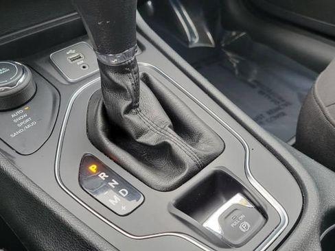 Used 2019 Jeep Cherokee Latitude w/ Popular Appearance Group AWD/4WD image 30